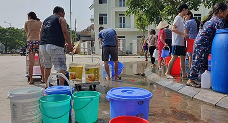 Người Hà Nội khốn khổ vì nước