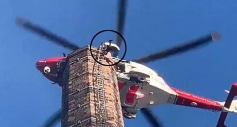 Mắc kẹt 14 giờ trên đỉnh ống khói cao 88m