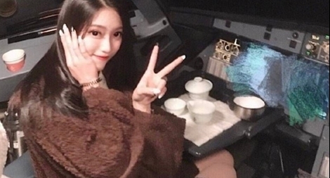 Đưa gái xinh vào buồng lái, phi công bị cấm bay suốt đời