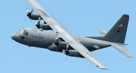 Một lính dù rơi khỏi máy bay khi đang diễn tập