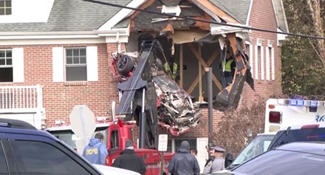 Siêu xe thể thao mất lái “bay” lên gác khiến 2 người tử vong