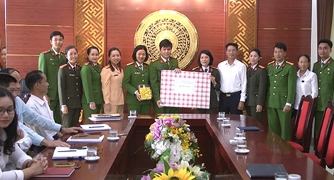 Trao quà cho cán bộ nữ xung phong đảm nhận các chức danh Công an xã