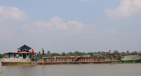 Bắt quả tang ổ nhóm khai thác cát trái phép trên sông 