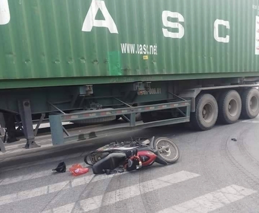 Va chạm với xe container, người phụ nữ đi xe máy tử vong