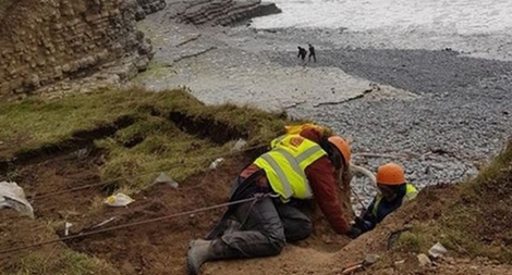 Phát lộ 6 bộ hài cốt trăm năm tuổi bên bờ biển