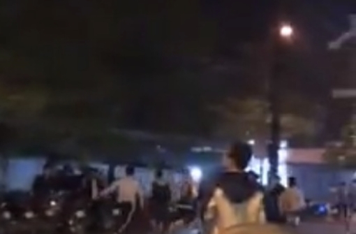 20 thanh niên dàn trận hỗn chiến chỉ vì một cô gái trẻ 