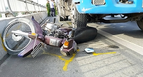 Xe tải va chạm xe máy trên cầu, một người đàn ông tử vong