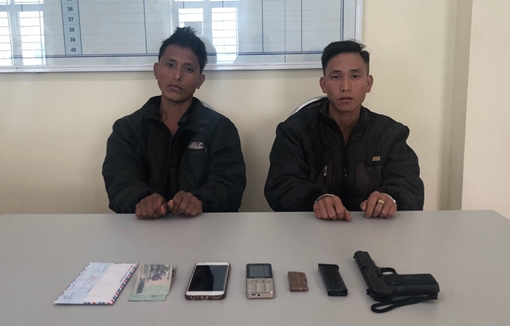 Nhặt được súng ngắn mang theo người để "phòng thân"