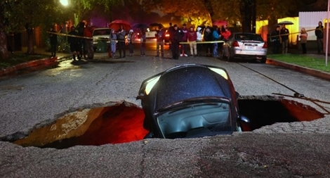 Để “hố tử thần” nuốt ô tô, chính quyền phải bồi thường 92 tỉ đồng