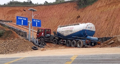 Xe bồn mất phanh trên đèo thoát nạn nhờ hốc cứu hộ đang thi công