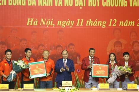 (NÓNG TRONG TUẦN) 20 thanh niên hỗn chiến vì 2 cô gái trẻ, nữ thủ quỹ treo cổ tự tử và thầy giáo bị tố có hành vi khiếm nhã