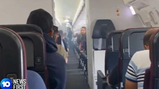 Máy bay hạ cánh khẩn cấp, khói tràn đầy khoang hành khách