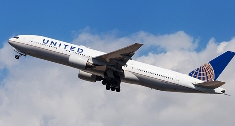 Động cơ bốc cháy, máy bay chở 158 người hạ cánh khẩn cấp