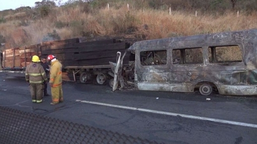 Xe buýt đâm xe tải chở gỗ, 14 người trong một gia đình thương vong