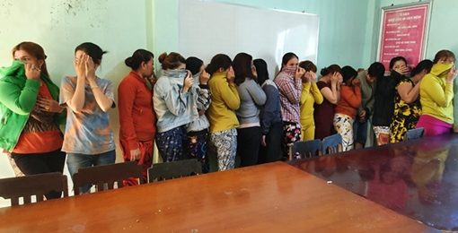 Sòng bạc “quý bà” giữa đồng vắng trong đêm tối