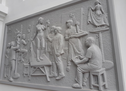 Bức phù điêu có hình thầy hiệu trưởng đã bị gỡ