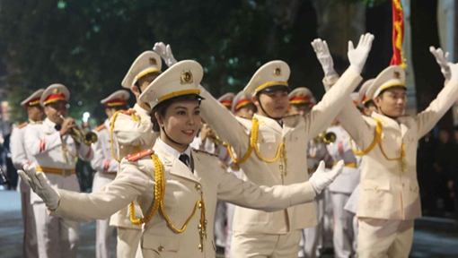 Đoàn Nghi lễ CAND biểu diễn phục vụ công chúng giữa tiết trời giá rét