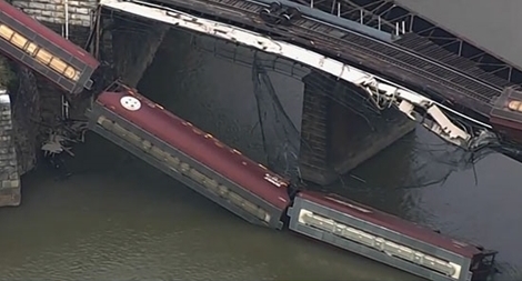 Tàu hỏa trật bánh, 2 toa hàng rơi xuống sông