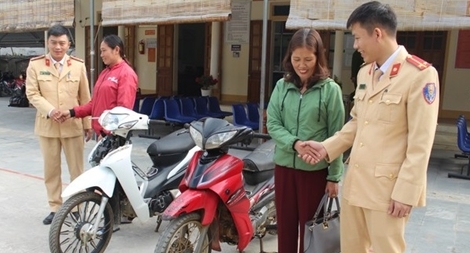 Ba người phụ nữ bất ngờ nhận lại xe máy bị trộm từ lâu