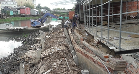 Sụt lún bờ kè khiến 2 căn nhà hư hỏng nặng