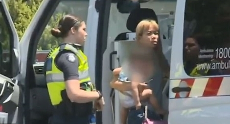 Phá cửa xe giải cứu 2 đứa trẻ bị bỏ quên trong ô tô giữa trời nắng nóng