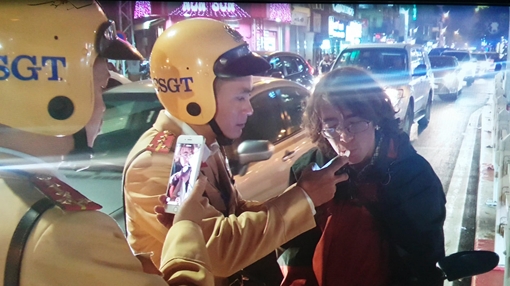 Lần đầu thổi nồng độ cồn 1 người nước ngoài