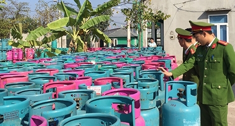 Phát hiện cơ sở sang chiết gas trái phép số lượng lớn