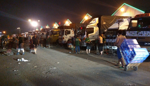 Đêm cuối năm ở chợ đầu mối nông sản