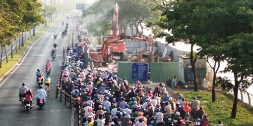 Khốn khổ vì đón Tết cạnh các lô cốt công trình