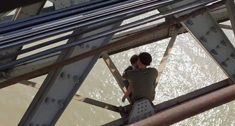 Giải cứu thành công thanh niên ôm con định nhảy cầu Long Biên