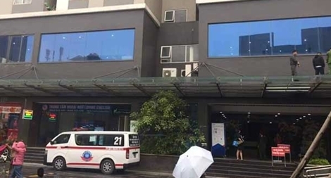 Bé gái rơi từ tầng 25 chung cư xuống mái che  