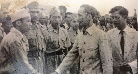 Chuyện một người đấu rượu, đấu súng, dẹp yên trùm phỉ