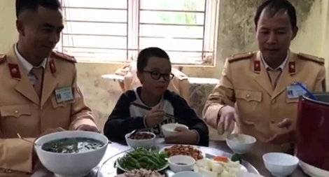 CSGT giúp bé trai lớp 2 lạc trên Đại lộ Thăng Long về với gia đình