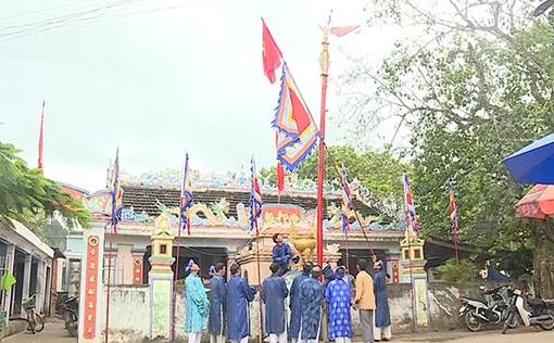 Người dân Lý Sơn dựng cây nêu đón Tết