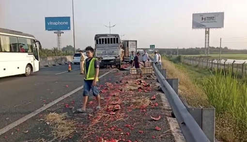 Ô tô tải va chạm trên cao tốc, hàng hoá đổ tràn xuống đường