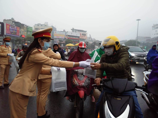 CSGT phát khẩu trang cho người dân trên đường phố Hà Nội