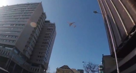 Chiến đấu cơ F18 yểm trợ máy bay chở 128 hành khách hạ cánh