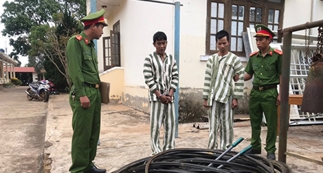 Tóm gọn 2 tên trộm cáp viễn thông mang bán