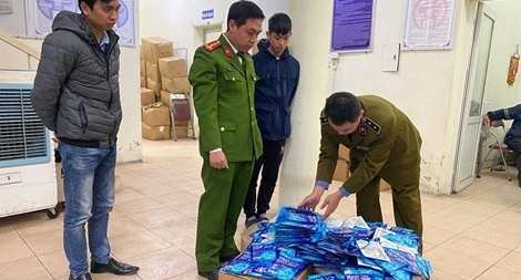 Thu giữ gần 300 “thẻ diệt virus Corona” không rõ nguồn gốc