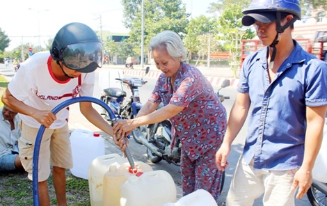 Cung cấp nước ngọt cho người dân vùng hạn, mặn