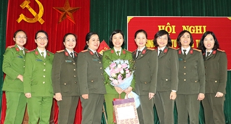 Tặng quà cho nữ Công an xung phong đảm nhiệm chức danh Công an xã