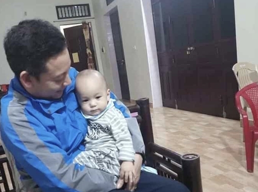 Quét sân chùa, sư thầy phát hiện bé trai 1 tuổi bị bỏ rơi