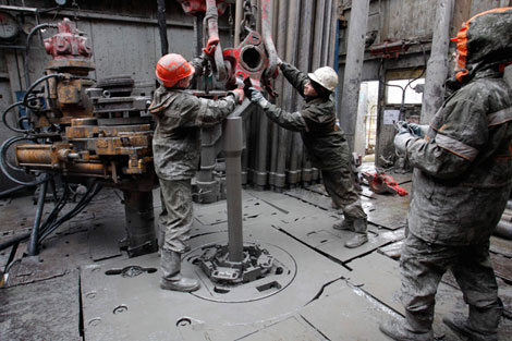 Toan tính đằng sau cuộc chiến giá dầu