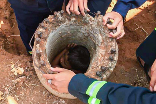 Nghẹt thở giải cứu cháu bé mắc kẹt giữa trụ điện cao thế