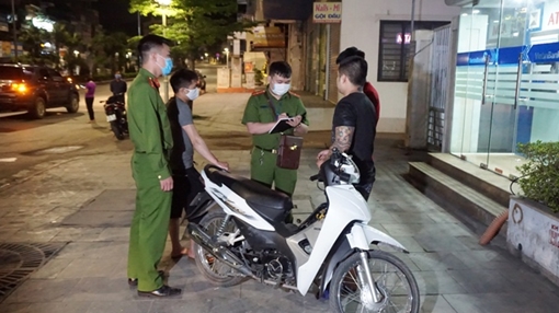 Quảng Ninh tạm cách ly 43 trường hợp ra đường sau 22h