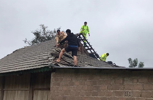 Gần 250 căn nhà ở Sơn La tốc mái sau mưa lốc