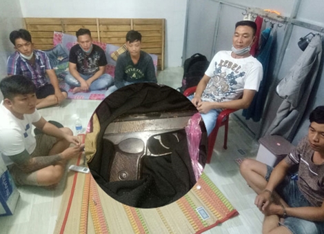 Phá ổ bạc trong tiệm cầm đồ thủ giữ nhiều súng, mã tấu