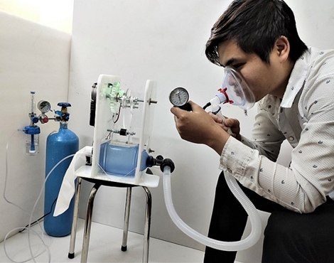 Hai trường đại học sản xuất máy trợ thở, buồng khử khuẩn