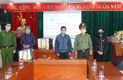 Tặng hơn 200 suất quà cho người lao động di cư gặp hoàn cảnh khó khăn