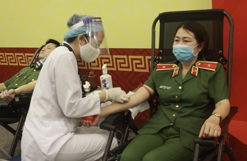 Nhiều đồng chí lãnh đạo cùng cán bộ chiến sĩ tham gia hiến máu tình nguyện